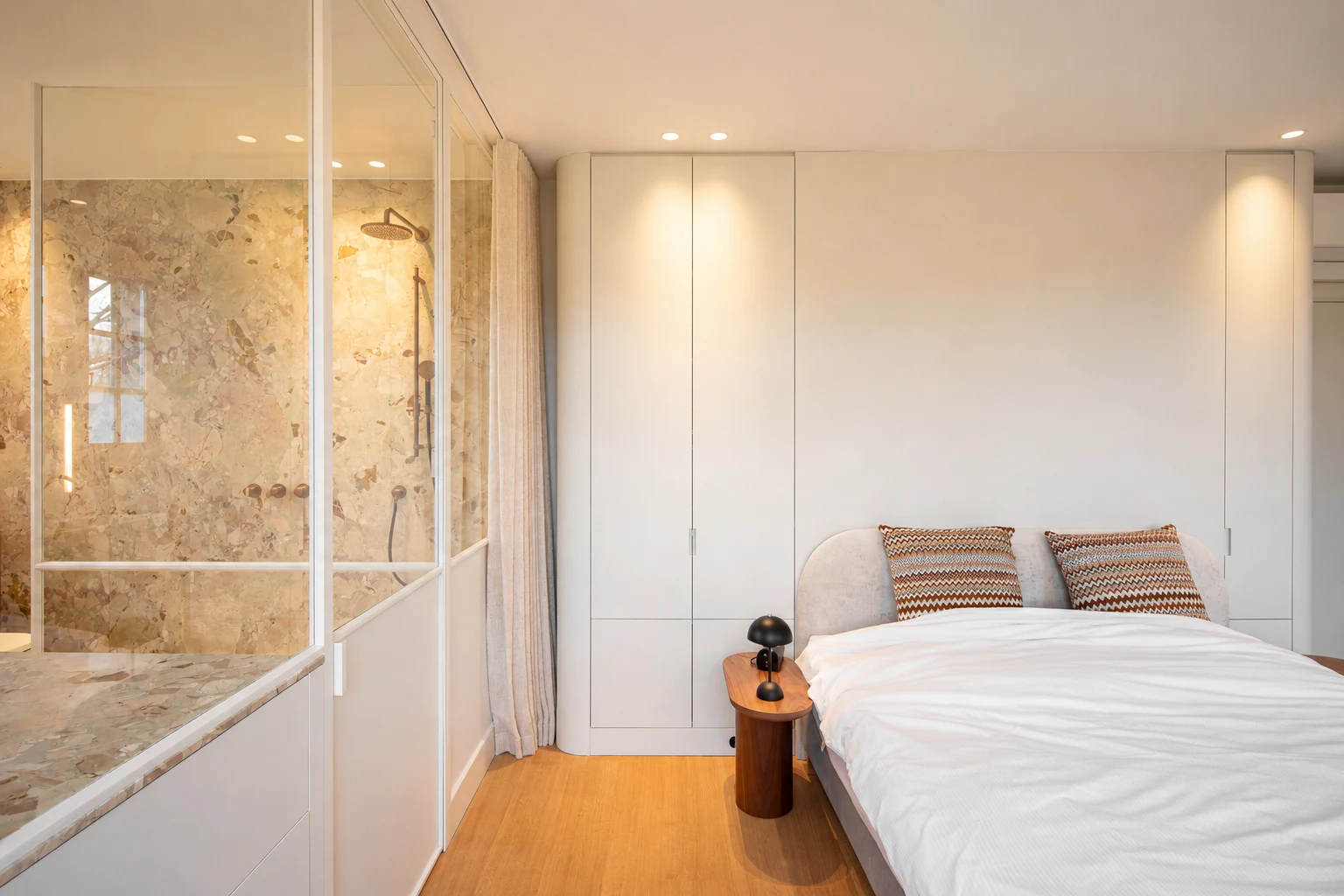 Luxueuze badkamer-slaapkamer renovatie met marmeren inloopdouche