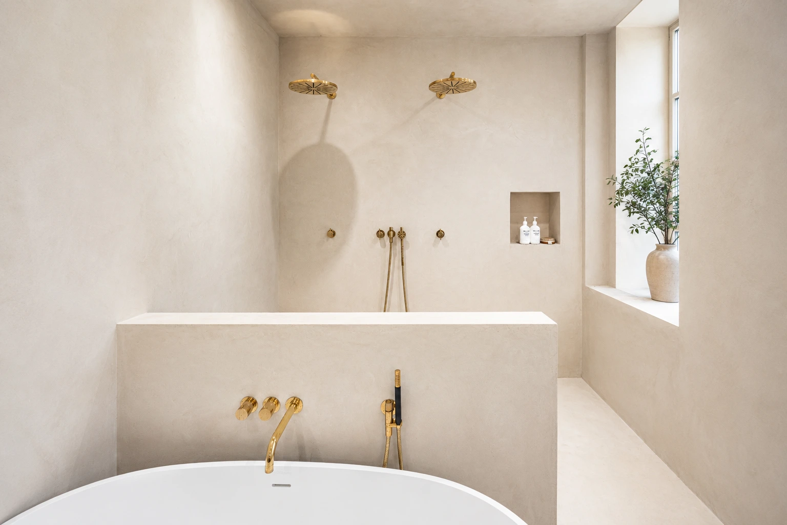 Luxueuze badkamer met vrijstaand bad en gouden kranen